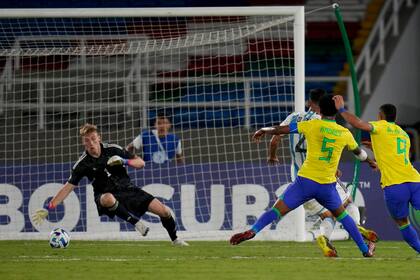 Andrey Dos Santos marca el segundo gol de Brasil; no llega el arquero Gomes Gerth