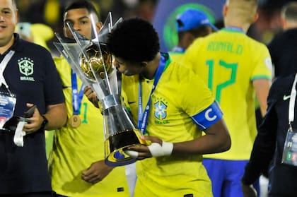 Andrey Santos besa la copa tras ganar el Sudamericano Sub 20 con Brasil