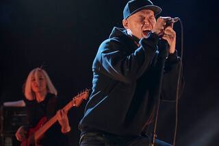 Quién es Andriy Khlyvnyuk, el músico ucraniano que conmovió a Pink Floyd desde la línea de fuego