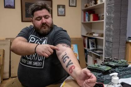 Andriy Kozinchuk, un psicólogo militar que sirve en el frente, señala un tatuaje que significa "te cubro las espaldas" (Foto: BBC)