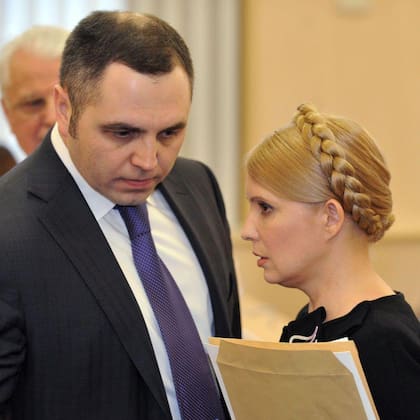 Andriy Portnov durante su etapa de diputado en 2010 con la entonces primera ministra de Ucrania, Yulia Tymoshenko