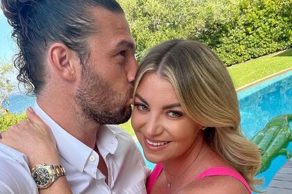 Andy Carroll junto a Billi Mucklow, con quien tenía planeado casarse en pocos días; luego de la difusión de sus fotos con otra mujer en su despedida de soltero, el casamiento estaría en peligro