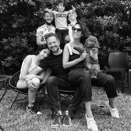 Andy Clar, en familia. Después del accidente le dijeron que no podría ser madre. Sin embargo, tuvo un hijo y completó una gran familia con los tres hijos de su pareja, Sebastián