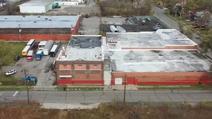 Andy Didorosi compró una fábrica abandonada en Detroit, Michigan; quiere que vuelva a funcionar y busca empleados