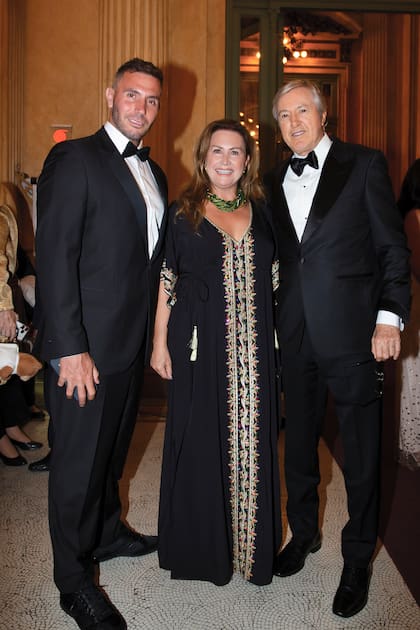 Andy Fabeiro, Lili Monsegou, de la Fundación Hospital Fernández, y Alejandro Roemmers