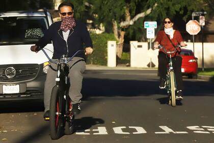 Andy García, otro de los actores que eligieron las bicicleteadas en pareja para tomar aire por un rato