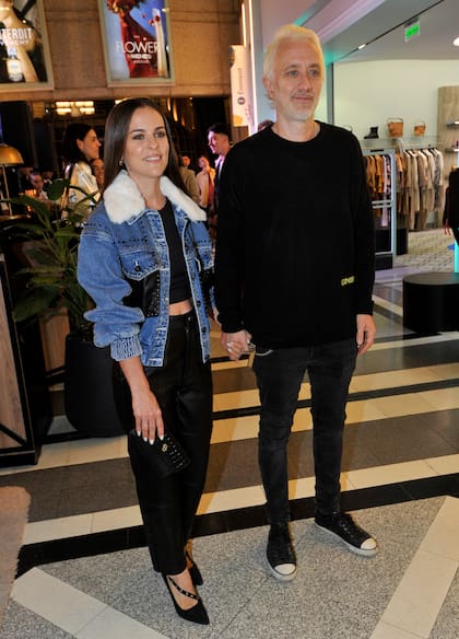 Andy Kusnetzoff asistió junto a su pareja Florencia; ambos recurrieron al clásico negro aunque ella le dio un touch de color a su imagen con una camperita de jean que combinó corderito, tachas y cuero