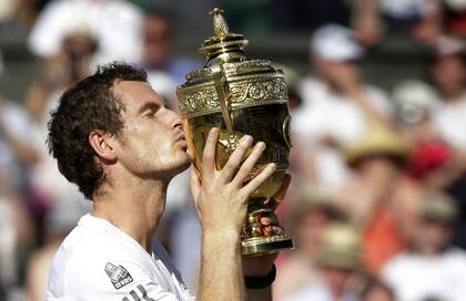 Andy Murray besando el trofeo de Wimbledon, donde fue campeón en 2013 y 2016. 