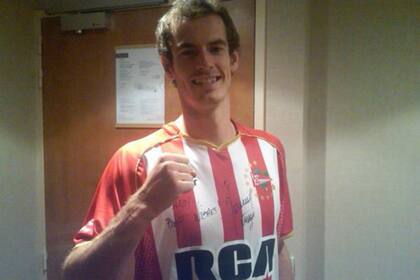 Andy Murray, con la camiseta de Estudiantes que le regaló Pico Mónaco