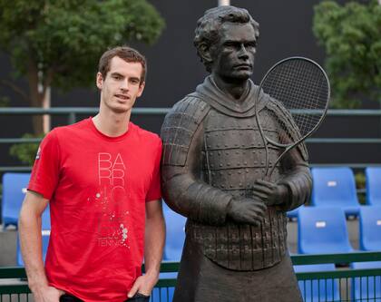 Andy Murray en 2011, con una escultura de sí mismo, de estilo de guerrero de terracota, realizada en Shanghai