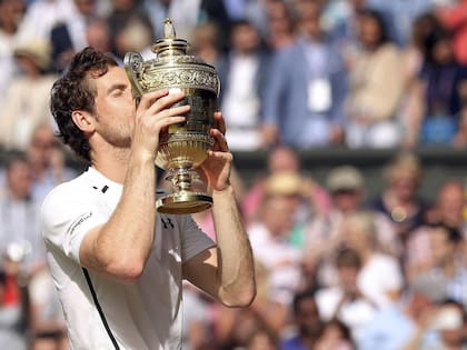 Andy Murray otra vez con el trofeo de Wimbledon en sus manos