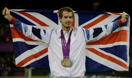 Andy Murray posa con sus medallas de oro y plata en Londres 2012; se retiró en París 2024