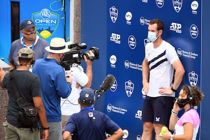 Andy Murray, tras el triunfo en el debut, en medio del protocolo que incluye la comunicación