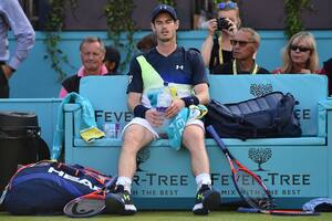 Murray cayó tras 11 meses sin jugar y Federer abrió con éxito la defensa del N°1