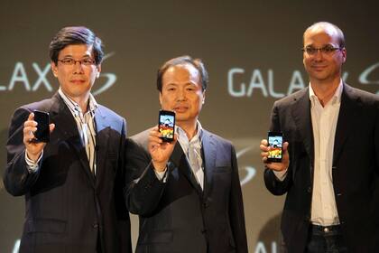 Andy Rubin (der.) junto a ejecutivos de Samsung de SK Telecom en el lanzamiento del Samsung Galaxy S de 2010