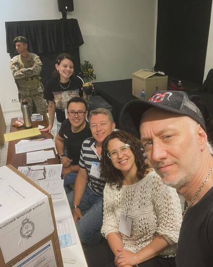 Andy se mostró junto a las autoridades de mesa