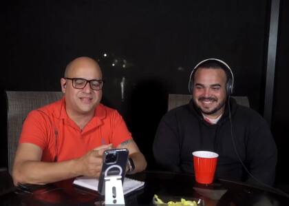 Andy Vázquez y Javier durante una transmisión en vivo