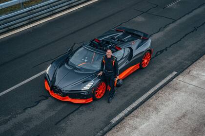Andy Wallace junto al Bugatti Mistral el día del récord