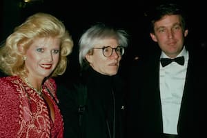 Andy Warhol, junto a Donald e Ivana Trump, en 1980