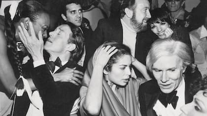 Andy Warhol, Liza Minelli y Halston en una fiesta del club.