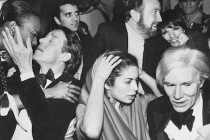 Andy Warhol, Liza Minelli y Halston en una fiesta de Stadio 54, la discoteca más emblemático de los años 70 en Nueva York