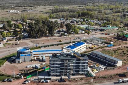 Añelo queda a 100 km de la ciudad de Neuquén, en apenas cinco años, la población creció de 2000 habitantes a 12.000