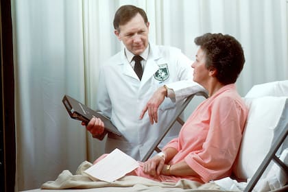 Anestesiólogos, cirujanos, dermatólogos, médicos de urgencias y oftalmólogos perciben más de US$300 mil en un año