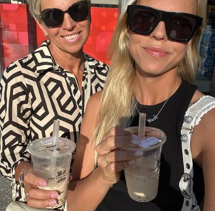 Anett Kontaveit disfrutando de un té junto a su madre en Nueva York