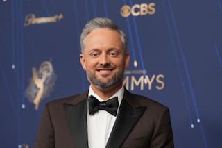 Anfitrión de los Emmy, Nate Bargatze, bromea sobre la TV y crea truco para acortar discursos