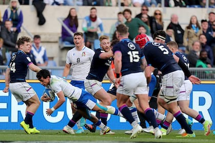 Ange Capuozzo jugó sus primeros minutos en el seleccionado italiano y anotó dos tries en la segunda etapa, ante Escocia