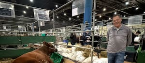 Dejó una fábrica y puso una cabaña ganadera donde todos los animales tienen nombres de pueblos