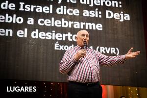 Ángel Beriau en su iglesia de Asunción.