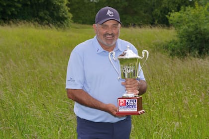 Angel Cabrera, con la copa del Paul Lawrie Match Play