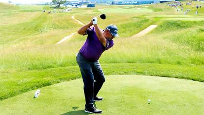 Ángel Cabrera pega en el hoyo 18, durante las prácticas en Erin Hills