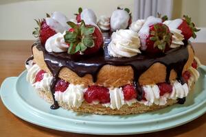 Angel cake con crema y frutillas