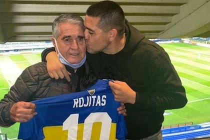 Ángel Clemente Rojas posa con Juan Román Riquelme, la noche en la que Boca venció 1 a 0 a Gimnasia que dirigía Diego Maradona con gol de Tevez y se proclamó campeón de la Superliga 19/20
