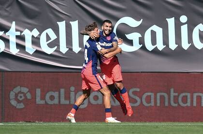 Ángel Correa del Atlético de Madrid celebra tras anotar el primer gol del partido