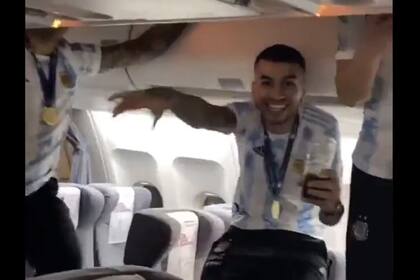 Angel Correa en el vuelo de regreso, con la medalla de campeón