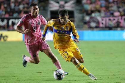 Ángel Correa escapa de la marca de Gonzalo Luján y definirá para marcar el empate transitorio de Tigres ante Inter Miami; el rosarino es el goleador de la Leagues Cup