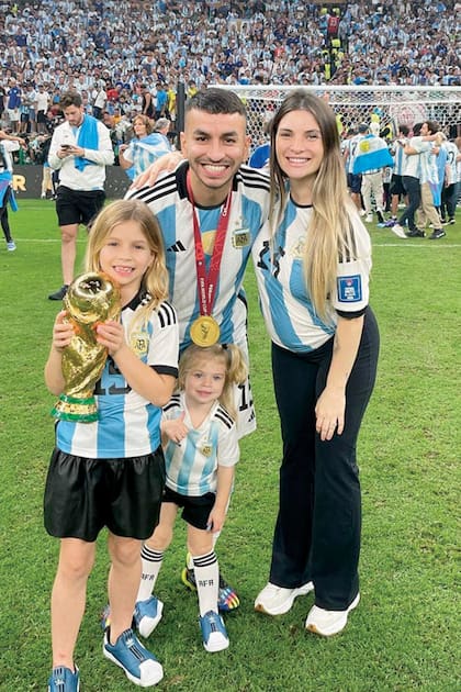 Ángel Correa, que casi queda fuera del Mundial por una lesión, pudo levantar la copa junto con su mujer, Sabrina Di Marzo, y sus dos
hijas, Lola (7) y Luz (2). 