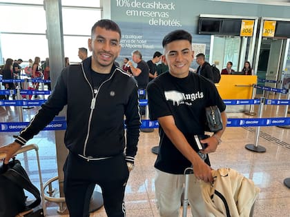 Ángel Correa y Thiago Almada en el aeropuerto de San Pablo, camino a Qatar, para unirse al seleccionado que sería campeón del mundo en 2022.