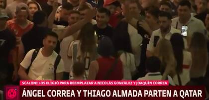 Ángel Correa y Thiago Almada en el aeropuerto de Ezeiza