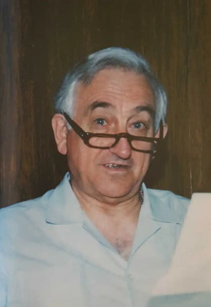 ANGEL CRISTO ACOGLANIS. El rosarino imaginó una ciudadela intra/extraterrestre a la que llamó Erks. Hoy miles de argentinos siguen su doctrina en las sierras de Córdoba. Enseñó mantras y prácticas en Irdín. El origen del desconocido idioma comienza y termina en él. Foto: “La Ciudad de la Llama Azul” / Sebastiano De Filippi.)