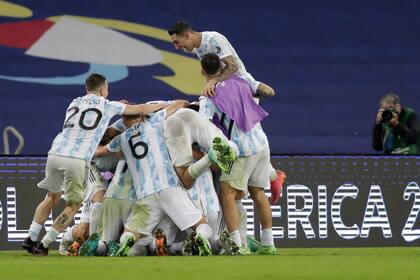 Ángel Di María, autor del gol decisivo, se sube a la montonera de futbolistas argentinos, que acaban de conseguir el título en la Copa América.