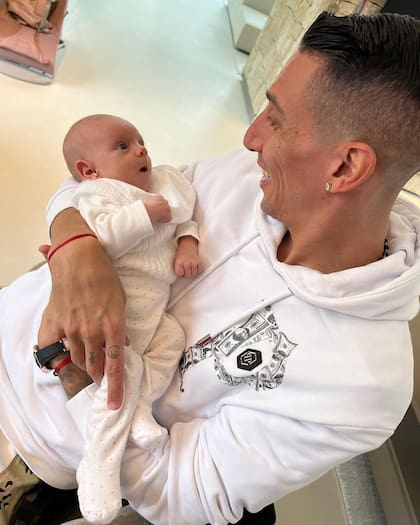 Ángel Di María con Emilia Lo Celso en brazos