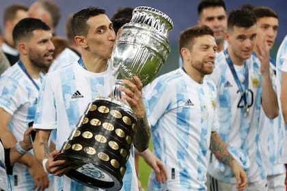 Ángel Di María, de la selección Argentina, besa el trofeo tras la final de la Copa América ganada a Brasil en el Maracaná