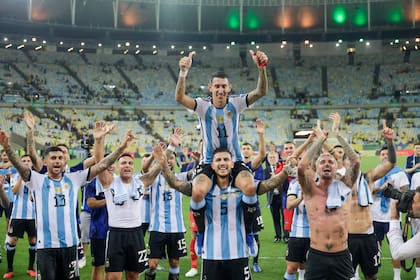 Ángel Di María en andas de Leandro Paredes frente a los hinchas argentinos; "¡Fideo no se va!", clamaron los simpatizantes tras el último partido de eliminatorias en la carrera del rosarino.