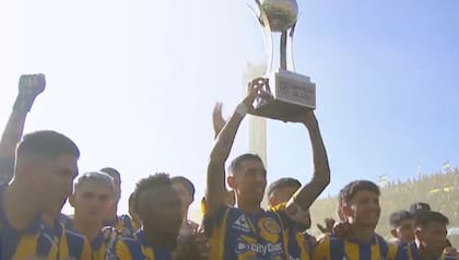 Ángel Di María exhibe el trofeo de "campeón de Liga" que AFA inventó a último momento para Rosario Central.
