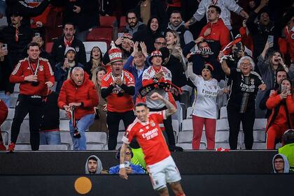 Ángel Di María festeja la clasificación con los fanáticos de Benfica