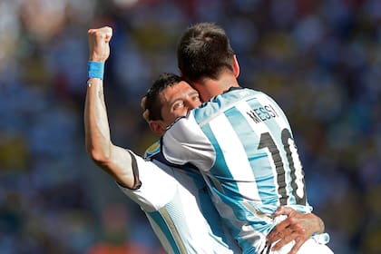 Con el "Enano", como le dice Di María a Messi; aquí, en el festejo del gol más importante de "Fideo" en la selección: ante Suiza, en los octavos de final del Mundial de Brasil 2014; jugó 102 partidos entre 2008 y 2019, y marcó 20 tantos